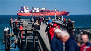 Ein LNG-Shuttle-Tanker liegt vor der Küste der Insel Rügen. Landeswirtschaftsminister Meyer zufolge sollen im Hafen von Mukran zwei sogenannte Regasifizierungseinheiten festmachen.