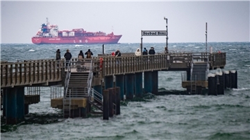 Ein LNG-Shuttle-Tanker vor der Küste der Insel Rügen.