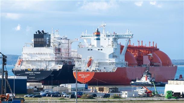 Gemeinde Binz will Rügener LNG-Terminal stoppen Ein LNG Tanker liegt mit einer Ladung LNG im Energie-Terminal. Auf der Insel Rügen kann Flüssigerdgas angelandet und nach der Umwandlung in Gas über eine Erdgas-Anbindungsleitung nach Lubmin in das deutsche Verteilnetz eingespeist werden.
