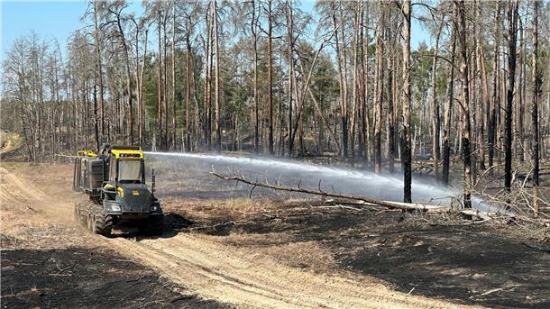 Waldbrände in MV - Lage entspannt sich Ein Löschfahrzeug ist im Waldbrandgebiet bei Lübtheen im Einsatz.