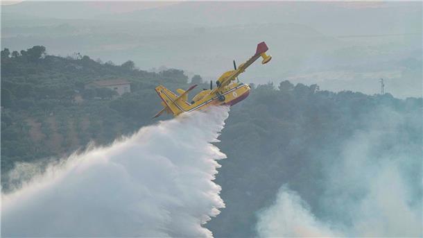 Verunglückte Übung: Löschflugzeug lässt Wasser über Hotel ab Ein Löschflugzeug im Einsatz. In Griechenland hat nun bei Übungsflügen ein Pilot seine tonnenschwere Wasserladung über einem Hotel abgelassen. (Symbolbild)