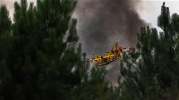 Frankreich: Waldwetterbericht zur Warnung vor Brandgefahr Ein Löschflugzeug überfliegt den Wald während eines Brandes in Frankreich.