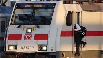 Ein Lokführer steigt in einen Triebwagen.