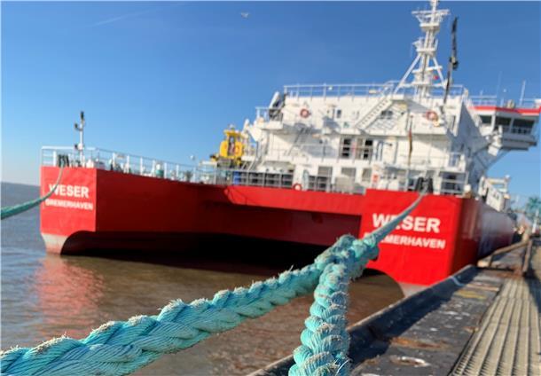 #Flaschenpost: Schiff ist nicht gleich Schiff Ein Lotsenstationsschiff am Auswandererkai.