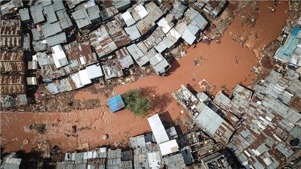 Fluten in Ostafrika treffen Slumbewohner und Urlauber Ein Luftbild zeigt ein von Überschwemmungen betroffenes Gebiet in den Mathare-Slums in Nairobi.