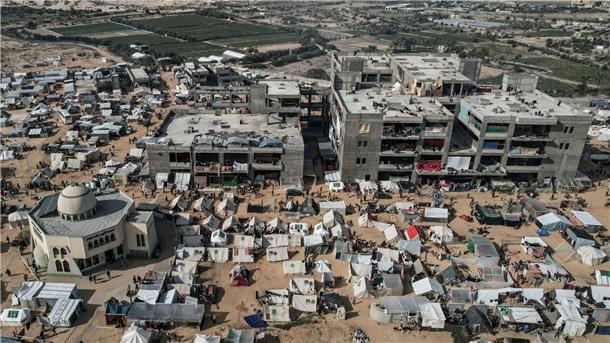 Netanjahu: Offensive in Rafah notfalls auch alleine Ein Luftbild zeigt vertriebene Palästinenser in Rafah. Nach den Worten eines ranghohen Ministers wird Israels Armee die geplante Militäroffensive durchführen, selbst wenn dies zu einem Zerwürfnis mit den USA führt.