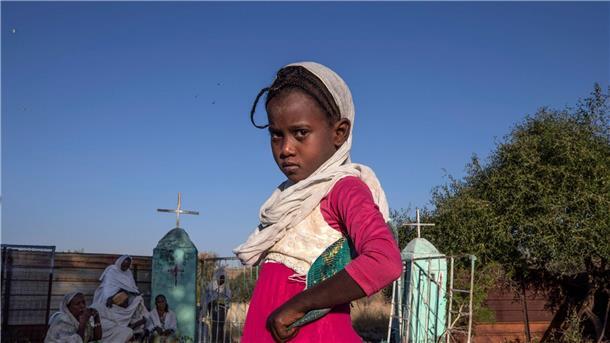 Baerbock in Äthiopien: Putin verschärft Lebensmittelkrise Ein Mädchen aus der äthiopischen Region Tigray, das durch den Konflikt aus ihrer Heimat in den Sudan vertrieben wurde.