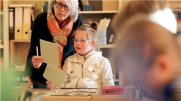 Ein Mädchen mit Down-Syndrom braucht in der Schule besondere Unterstützung. 