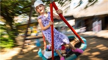 Ein Mädchen schaukelt mit anderen Kindern in einer Nestschaukel. Mit solch einer sollen auch Kinder in Wilstedt erfreut werden.