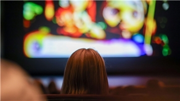 Ein Mädchen schaut in einem Kino einen Film. Am Wochenende geht das in vielen Kinos in Deutschland für fünf Euro.
