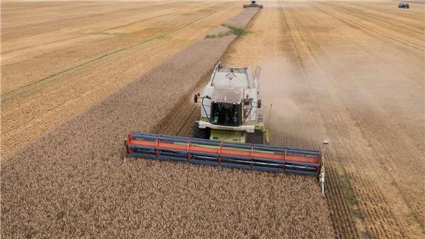 Ein Mähdrescher erntet Weizen in der Ukraine. Russland sperrt sich gegen eine Verlängerung des Abkommens zur Ausfuhr von ukrainischem Getreide über das Schwarze Meer.