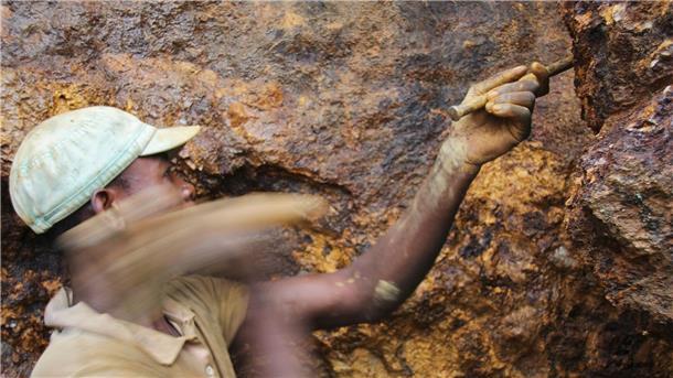 Was das europäische Lieferkettengesetz bedeutet Ein Mann arbeitet in der Mine Zola Zola bei Nzibira in der ostkongolesischen Provinz Süd-Kivu. Heute stimmt das EU-Parlament in Straßburg darüber ab.