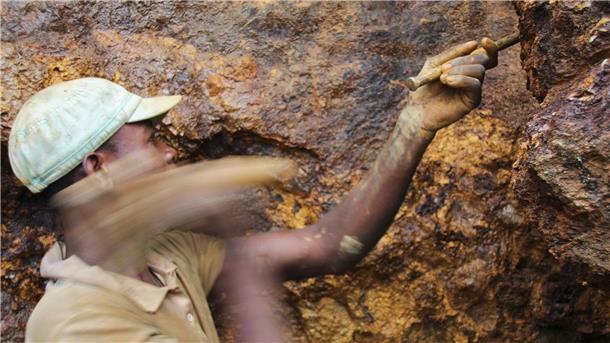 Lieferkettengesetz: Das kommt auf deutsche Unternehmen zu Ein Mann arbeitet in einer Mine im Ostkongo auf der Suche nach Mineralien und Erzen (Symbolbild). Zum Jahresbeginn tritt das deutsche Lieferkettengesetz in Kraft.