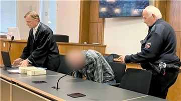 Ein Mann aus Brake ist wegen Mordes angeklagt, weil er seine 50 Jahre alte Lebensgefährtin erwürgt haben soll. Hier wird er zum Prozessauftakt in den Verhandlungssaal des Landgerichts in Oldenburg geführt.