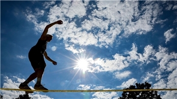 Ein Mann balanciert auf eine Slackline. (Foto:Archiv) Der Este Jaan Roose überquerte er als erster Mensch die Straße von Messina zwischen Sizilien und dem italienischen Festland auf einem Gummiband.
