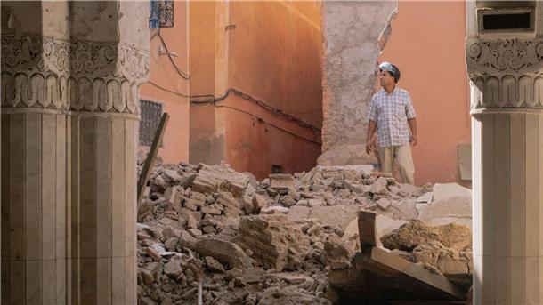 Schon 2800 Tote nach Erdbeben in Marokko: Hoffnung schwindet Ein Mann begutachtet die durch das Erdbeben verursachten Schäden in der alten Medina von Marrakesch.