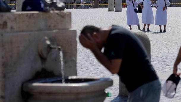 Ein Mann erfrischt sich an einem Brunnen auf dem Petersplatz, während die Temperaturen bis zu 38 Grad Celsius im Vatikan erreichen. 