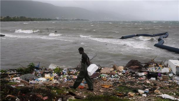 Bilder des Tages Ein Mann geht an der Küste entlang, während der Hurrikan Melissa in Jamaika wütet.