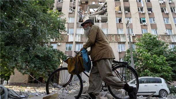 Krieg gegen die Ukraine: So ist die Lage Ein Mann geht in Cherson an einem Gebäude vorbei, das durch einen Luftangriff schwer beschädigt wurde.