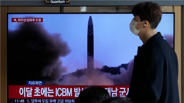 Ein Mann geht in Seoul an einem Monitor vorbei, auf dem eine Nachrichtensendung mit einem Archivbild über den neusten Raketentest Nordkoreas übertragen wird.