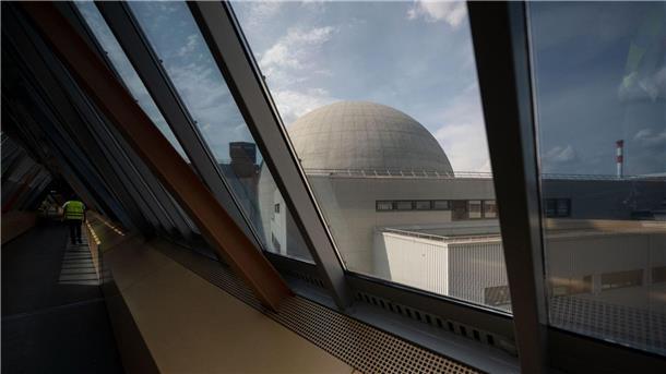 Ein Mann geht während eines Presserundgangs einen oberirdischen Gang auf dem Gelände des Atomkraftwerks Neckarwestheim entlang.