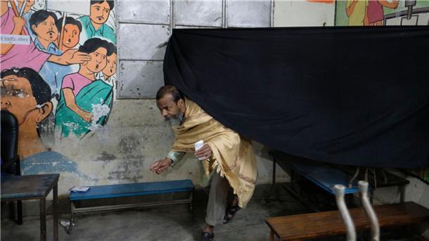 Ein Mann gibt in Dhaka seine Stimme ab.