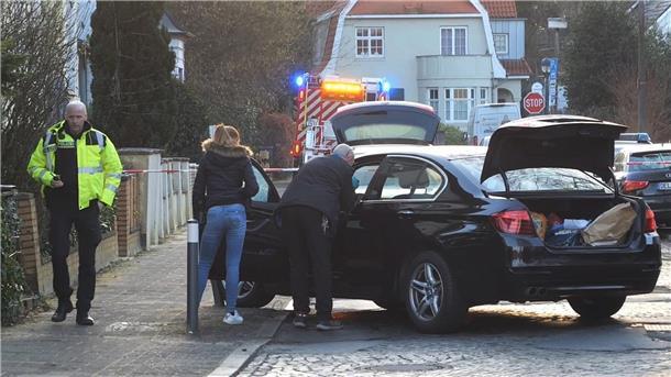 Polizisten untersuchen einen PKW. 