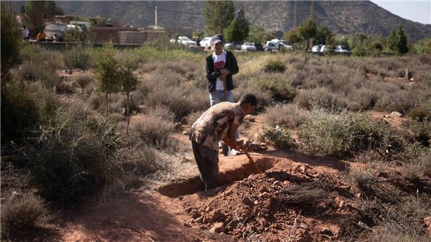 Erdbeben in Marokko: Verzweifelte Suche nach Überlebenden Ein Mann hebt ein Grab aus, um die Leiche eines Erdbebenopfers im Dorf Ouargane in der Nähe von Marrakesch zu begraben.