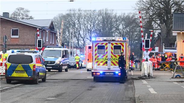 Messerstecher tötet zwei Menschen im Zug - Die Suche nach den Antworten Ein Mann ist kurz vor der Ankunft im Bahnhof Brokstedt mit einem Messer auf Reisende losgegangen. Das Gebiet um den Bahnhof herum wurde abgesperrt.