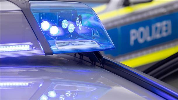 Polizeiautos.  Ein Mann kam mit seinem BMW von der Straße ab, überschlug sich und zog sich schwere Verletzungen zu. Ein Alkoholtest ergab 2,79 Promille.