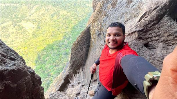 Zum Sterben schöne Fotos? Gefährliche Selfie-Hotspots Ein Mann macht ein Selfie am Harihar Fort in Indien.