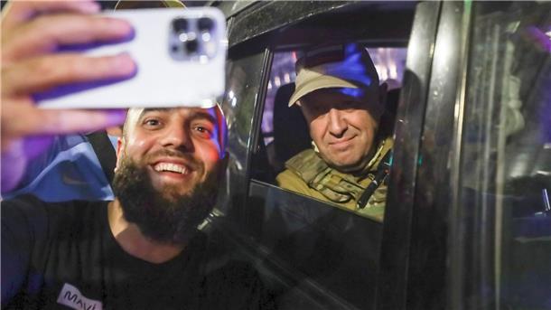Wagner-Coup gefloppt - Prigoschin bleibt im Visier Ein Mann macht ein Selfie Wagner-Chef Jewgeni Prigoschin, bevor dieser am Samstag Rostow am Don verlässt.
