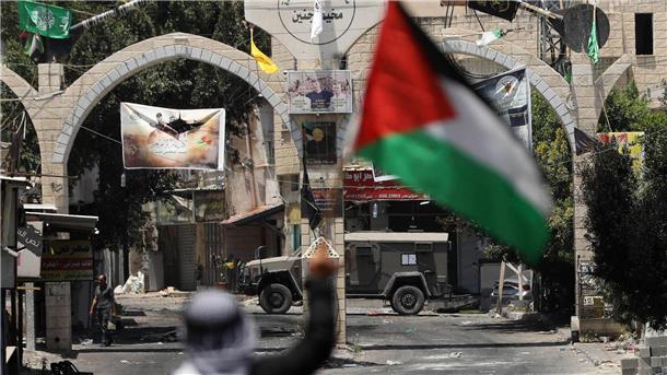 Israels Armee beendet Militäreinsatz in Dschenin Ein Mann mit einer palästinensische Flagge vor einem Fahrzeug während des israelischen Militäreinsatzes in Dschenin.