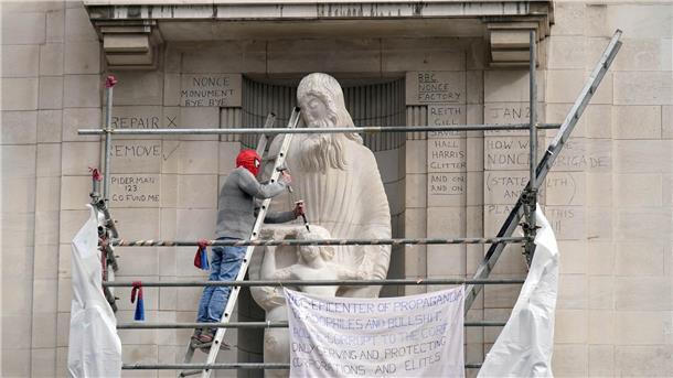 Umstrittene Statue an BBC-Gebäude attackiert Ein Mann mit einer Spiderman-Maske beschädigt die Statue eines umstrittenen Bildhauers am Hauptquartier der BBC in London.