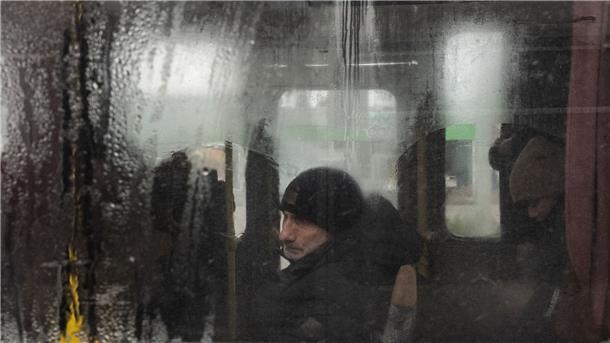 Ein Mann reist in einem Evakuierungsbus in die Region Odessa.
