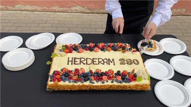 280. Geburtstag: Riga erinnert an Herder Ein Mann schneidet bei einer Gedenkveranstaltung am Denkmal für Johann Gottfried Herder (1744-1803) die „Herdertorte“ an.