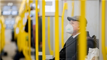Ein Mann sitzt mit FFP2-Maske in der U-Bahn in Berlin.