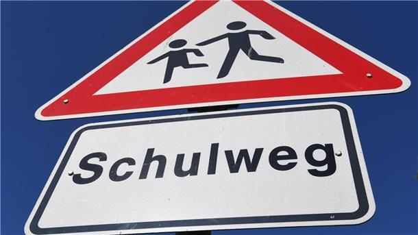 Entführung von Mädchen: Verdächtiger ist Sexualstraftäter Ein Mann soll ein Mädchen auf dem Weg zur Schule entführt und sexuell missbraucht haben (Symbolbild).