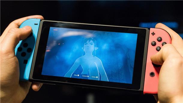 „The Legend of Zelda“ soll ins Kino kommen Ein Mann spielt auf der Nintendo Switch Konsole „The Legend of Zelda“.