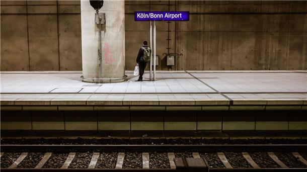 GDL darf weiter streiken - Bahn scheitert erneut vor Gericht Ein Mann steht auf einem Bahnsteig am Flughafenbahnhof Köln/Bonn. Fahrgäste müssen deutschlandweit den ganzen Tag über erneut mit großen Einschränkungen im Personenverkehr rechnen.