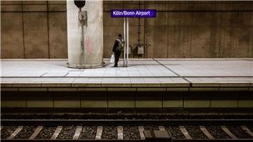 Ein Mann steht auf einem Bahnsteig am Flughafenbahnhof Köln/Bonn. Fahrgäste müssen deutschlandweit den ganzen Tag über erneut mit großen Einschränkungen im Personenverkehr rechnen.