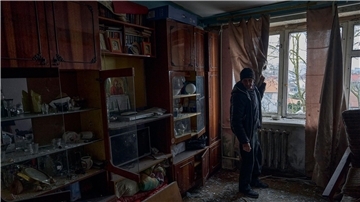Ein Mann steht in seiner Wohnung in Cherson nach einem russischen Beschuss.