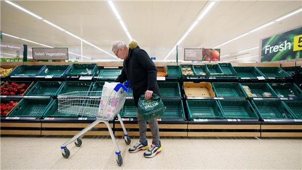 Leere Gemüseregale: Was dem Brexit-Land bald fehlen könnte Ein Mann steht vor einem leeren Gemüseregal in einem Supermarkt in Manchester.