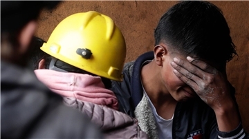 Ein Mann trauert vor der Kohlemine, die von einer Explosion betroffen war. Die Zahl der Toten nach der Explosion ist nach offiziellen Angaben weiter gestiegen.