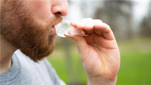 Wohin mit dem Plastik? Kreative Ideen gegen die Müllflut Ein Mann trinkt Wasser aus der kompostierbaren Verpackung des Start-up-Unternehmens Notpla.