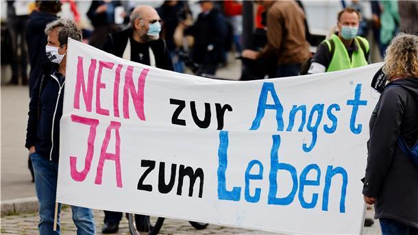 Ein Mann und eine Frau halten ein Transparent mit der Aufschrift "Nein zur Angst, Ja zum Leben" während einer Demonstration der sogenannten Querdenker-Szene.