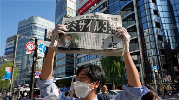 Ein Mann verteilt in Tokio eine Sonderausgabe der Zeitung Yomiuri, in der über die jüngsten Raketenstarts Nordkoreas berichtet wird.