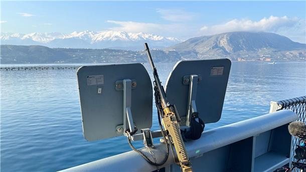 Bundestag gibt Startsignal für Marine-Einsatz im Roten Meer Ein Maschinengewehr MG3 an Bord der Fregatte „Hessen“.