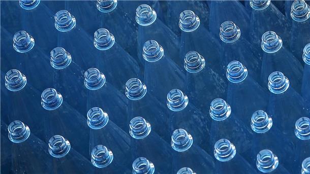 Mehr Menge für weniger Geld: Sorgen in der Plastikbranche Ein Meer von Plastikflaschen, die nach ihrer Leerung wieder genutzt werden. (Symbolbild)