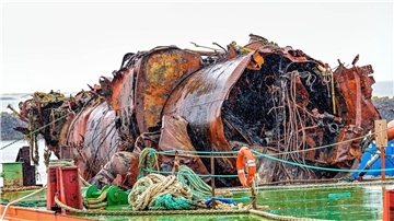 Das geborgene U-Boot U16 aus dem ersten Weltkrieg auf einem Ponton.